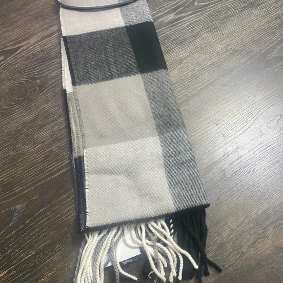 ✨2/$25✨Kohl's Soft Gray and Black Checkered Scarf - Picture 3 of 5